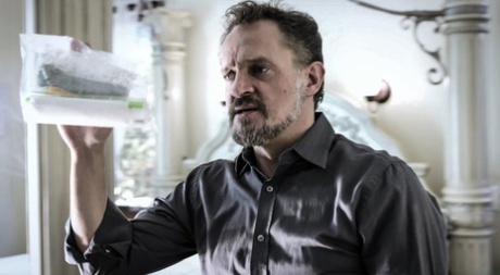 Худенькая блондинка Кензи Ривз щеголяет спермой после жесткого секса со своим отчимом картинка 4