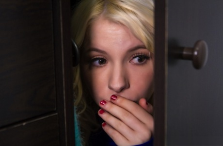 Длинноволосые девушки Хейли Рид и Кензи Ривз делают двойной минет во время 3way картинка 7