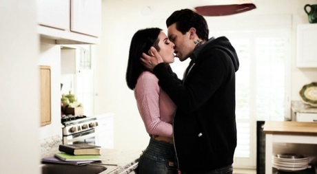 Татуированная брюнетка занимается сексом со своим парнем после того, как он закончил трахать блондинку картинка 8