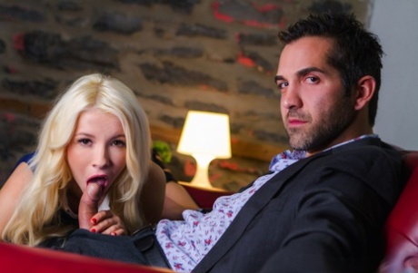 Худенькая блондинка Кензи Ривз брызжет спермой на свою киску после траха картинка 9