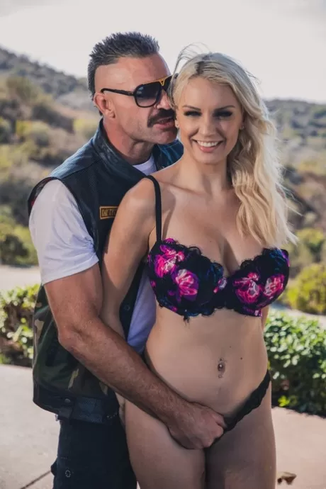 Грудастой блондинке Кензи Тейлор поклоняются после того, как она разделась догола на открытом воздухе картинка 12