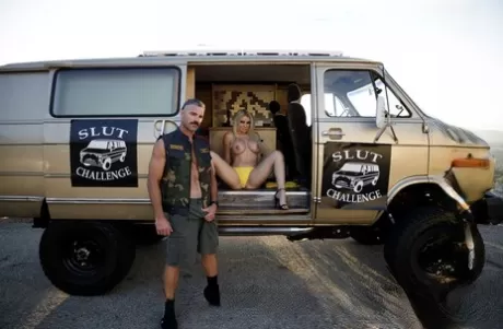 Грудастая блондинка занимается грубым сексом в задрапированном фургоне картинка 7