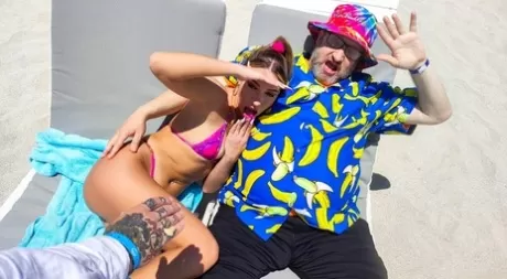 Молоденькая блондинка Хлоя Капри позирует в бикини перед жестким сексом от первого лица картинка 5