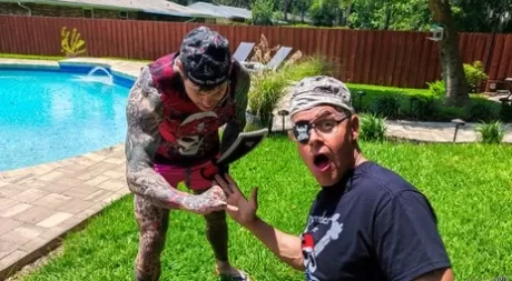 Молоденькая блондинка Хлоя Капри позирует в бикини перед жестким сексом от первого лица картинка 4