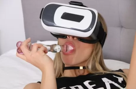 Молоденькая блондинка Хлоя Капри надевает свои очки виртуальной реальности перед мастурбацией картинка 12
