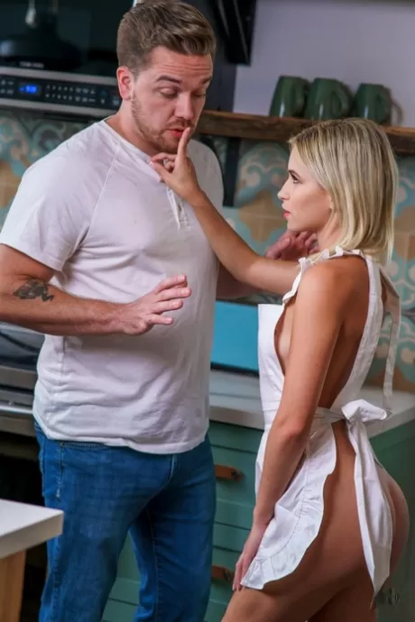 Стройная блондинка Киара Коул соблазняет своего мужчину, пока он занимается кухонными делами картинка 8