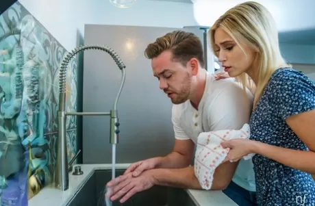 Стройная блондинка Киара Коул соблазняет своего мужчину, пока он занимается кухонными делами картинка 4