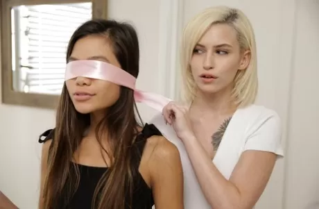 Молоденькая блондинка удивляет своего парня сексом втроем с худенькой азиаткой картинка 2