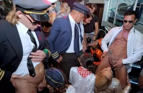 Пьяные порнозвезды и стюардессы присоединяются к пилотам на фестивале группового секса картинка 5