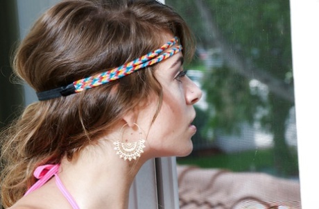 Молоденькая блондинка Кимми Грейнджер моделирует соло в ярком бикини картинка 11