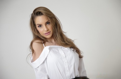 Сольная модель Кимми Грейнджер снимает черную мини-юбку, чтобы позировать обнаженной картинка 2