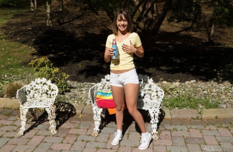 Кудрявая девушка-подросток Кимми Грейнджер мочится на камни внутреннего дворика картинка 3