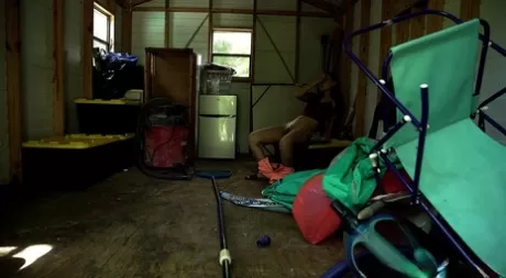 Азиатку Кимми Кимм застукали за мастурбацией в сарае перед жестким сексом картинка 2