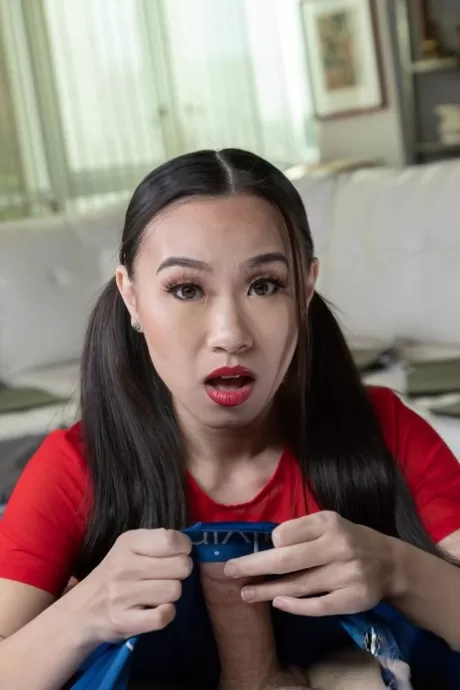 Симпатичная азиатка с длинными косичками раздевается, чтобы оседлать член картинка 7