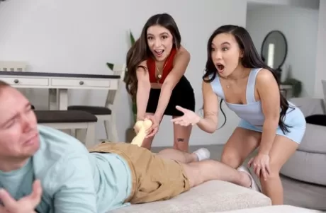 Миниатюрные подростки Кимми Кимм и Эмбер Саммер занимаются сексом втроем на кровати картинка 4