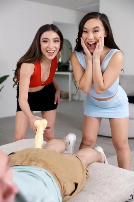 Миниатюрные подростки Кимми Кимм и Эмбер Саммер занимаются сексом втроем на кровати картинка 3