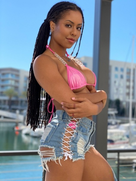 Негритянка Кира Нуар моделирует бикини перед тем, как отсосать мяч и вылизать задницу Би Джею картинка 3