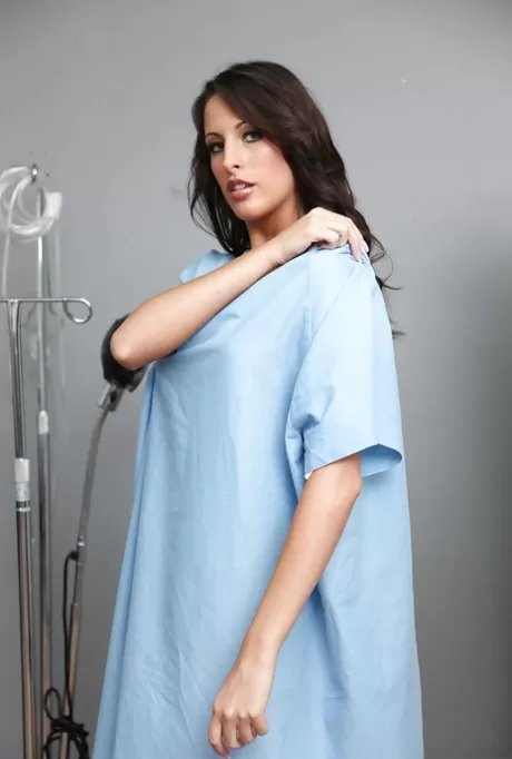 Горячая красотка с потрясающей грудью Кортни Кейн приходит на гинекологический осмотр картинка 7