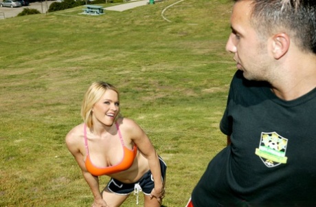 Спортивная блондинка с круглыми сиськами Крисси Линн дрочит сиськи и трахается картинка 6