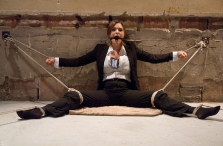 Рыжеволосый правительственный агент работает под прикрытием в качестве секс-рабыни картинка 2