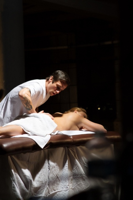 Горячая блондинка Крисси Линн занимается сексом со своим массажистом картинка 3