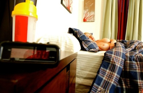 Спортивная блондинка с круглыми сиськами Крисси Линн дрочит сиськи и трахается картинка 2