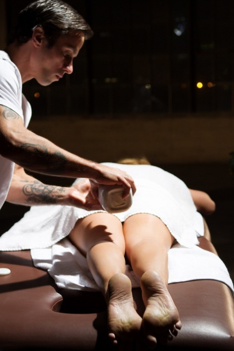 Горячая блондинка Крисси Линн занимается сексом со своим массажистом картинка 5