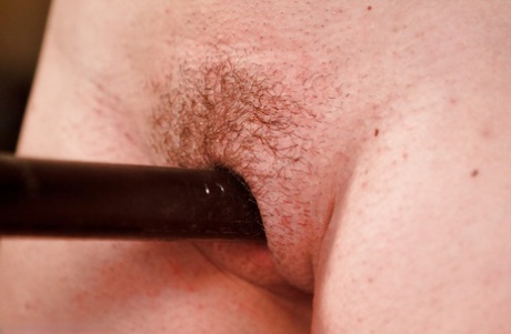 Пышная мамаша Крисси Линн испытывает пытку раздвиганием рта и сосков картинка 4