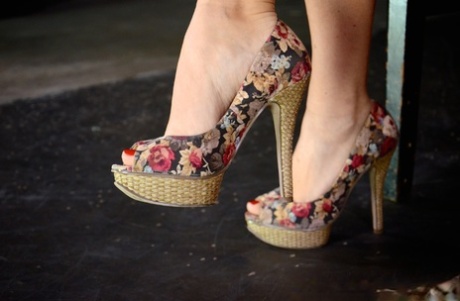 Рабыню Крисси Линн с завязанными глазами заставили заглатывать член во время траха картинка 3