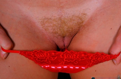 Грудастая красотка Крисси Линн раздевается топлесс и выскальзывает из красных кружевных трусиков картинка 14