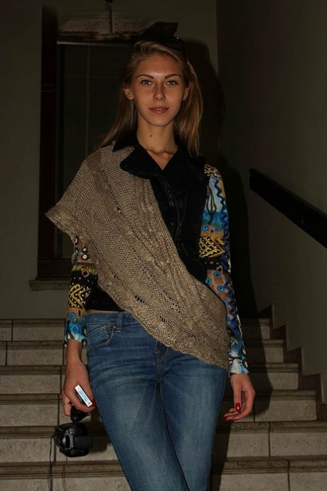 Стройная любительница обнажает свои маленькие сиськи в синих джинсах во время домашнего действа картинка 11