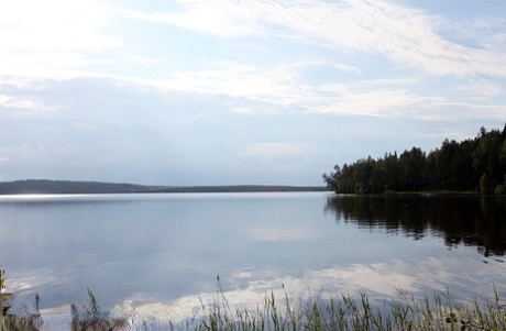 Девушка по соседству Меган показывает свои сиськи, сидя на камне в озере картинка 2