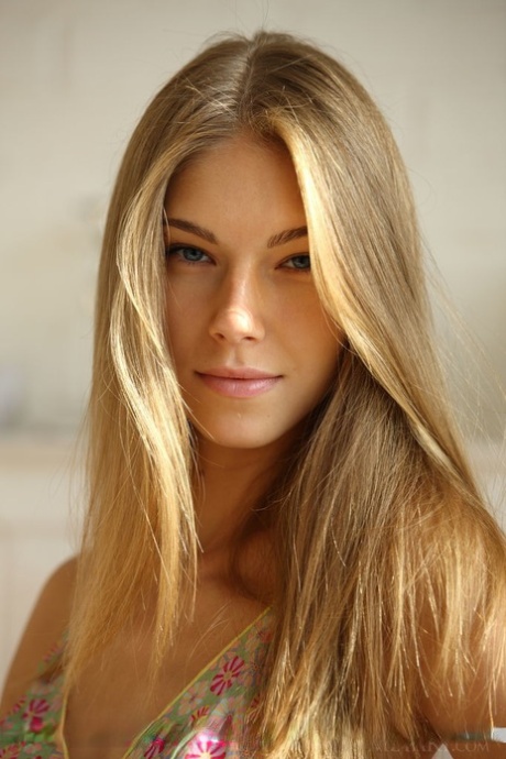 Красивая молодая модель Кэтрин А демонстрирует сексуальные ножки перед тем, как раздеться догола картинка 3