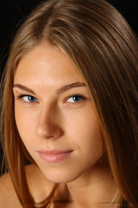 Стройная девушка-подросток Кэтрин обожает демонстрировать свою лысую и мокрую киску картинка 18