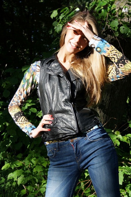 Стройная любительница обнажает свои маленькие сиськи в синих джинсах во время домашнего действа картинка 2