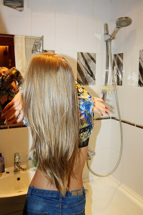 Стройная любительница обнажает свои маленькие сиськи в синих джинсах во время домашнего действа картинка 12