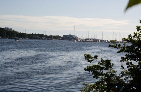 Стройная любительница обнажает свои маленькие сиськи в синих джинсах во время домашнего действа картинка 8