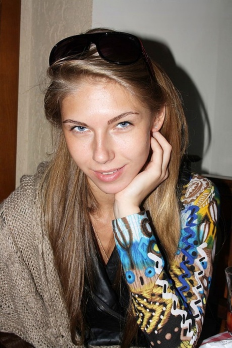 Стройная любительница обнажает свои маленькие сиськи в синих джинсах во время домашнего действа картинка 10