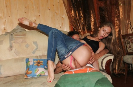 Грациозная любительница с потрясающей аккуратной попкой развлекается в анал с похотливым парнем картинка 9