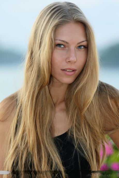 Гламурная блондинка Кэтрин А выставляет напоказ маленькие подростковые сиськи на открытом воздухе картинка 16