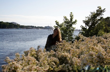 Стройная любительница обнажает свои маленькие сиськи в синих джинсах во время домашнего действа картинка 7