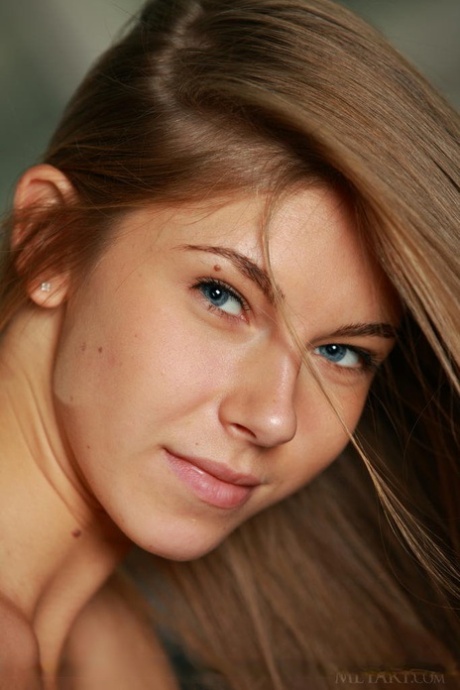 Сексуальная молоденькая Кэтрин снимает платье, чтобы выставить напоказ свои упругие сиськи и тугую подростковую попку картинка 18