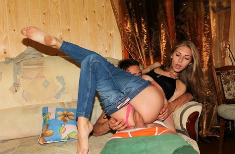 Любительская цыпочка занимается жестким аналом на футоне в позе раком картинка 14