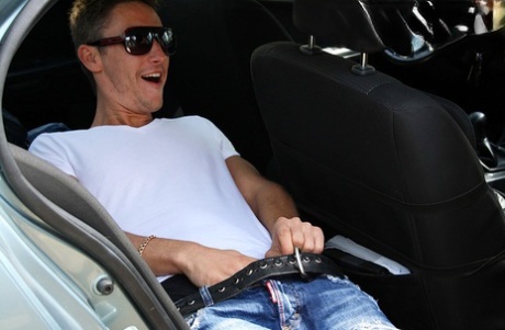 Горячая молоденькая Меган делает минет от первого лица, показывая свои сиськи в загородном коттедже картинка 2