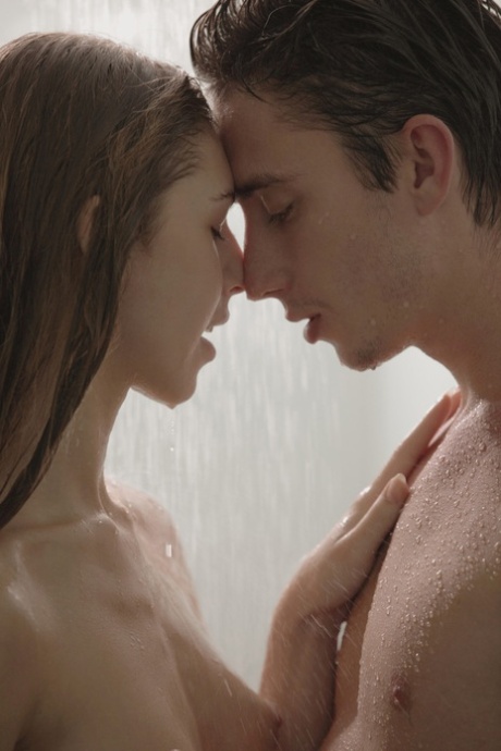 Возбужденная девушка-подросток с тугой попкой соблазняет своего сводного брата в душе картинка 3