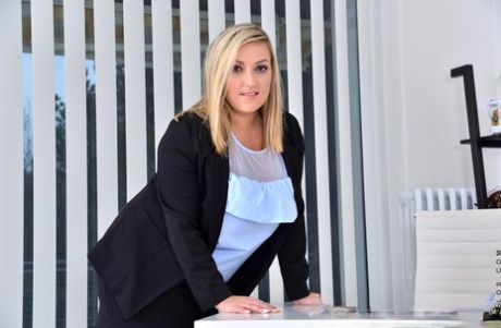 Грудастая секретарша толстушки Кристал Свифт снимает одежду в офисе, чтобы намазать муфту картинка 4