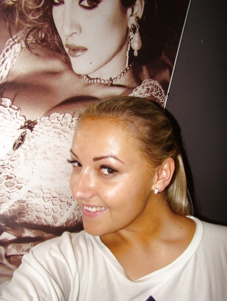 Пухленькая блондинка-подросток с массивными дынями раздевается и представляет себя картинка 3