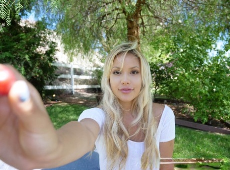 Симпатичная блондинка Кайли Пейдж обнажает свои большие натуральные сиськи в тени картинка 10