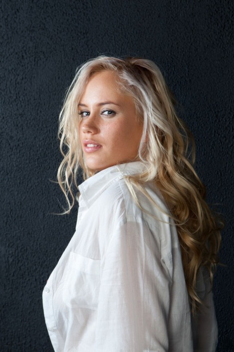 Горячая блондинка Пейдж показывает прелестную пару маленьких твердых сосков на упругих полных сиськах картинка 2