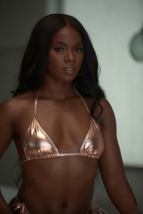 Ана Фокс и Лейси Леннон моделируют бикини как в помещении, так и на открытом воздухе картинка 16